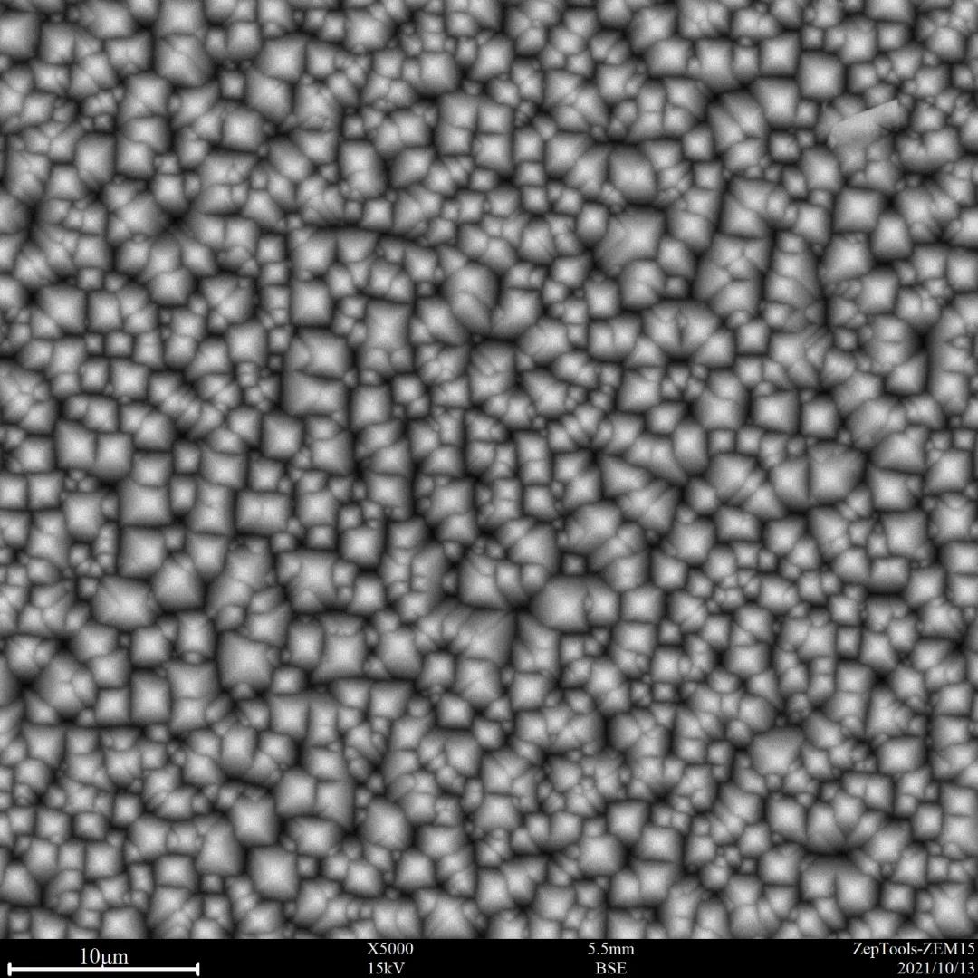 15 kV下常規(guī)模式拍攝的未噴金硅片表面 15 kV下常規(guī)模式拍攝的未噴金硅片表面
