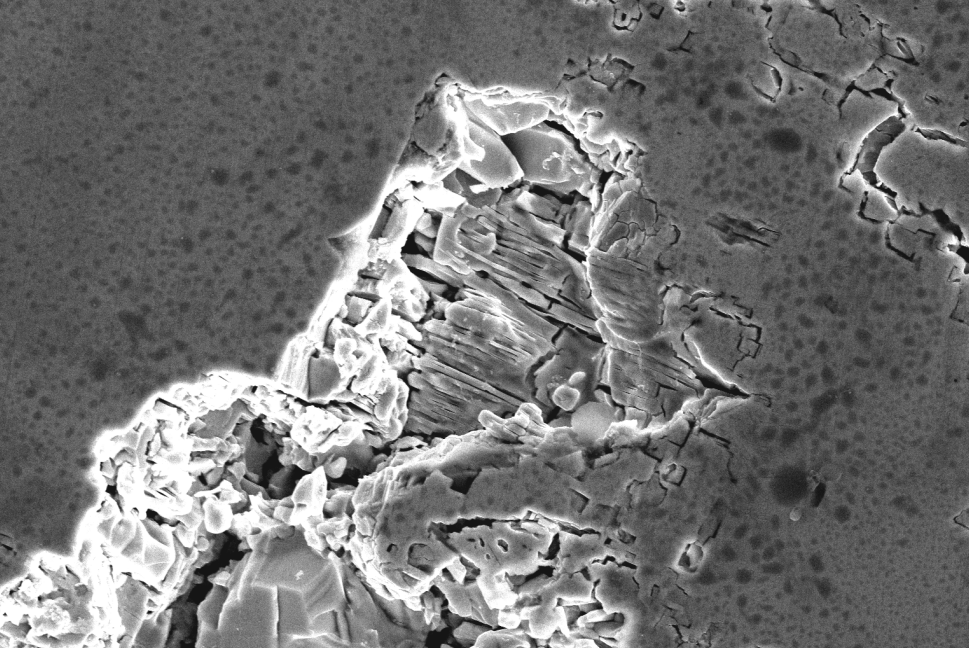 掃描電子顯微鏡二次電子圖像性質(zhì)(圖1) 圖a 金屬破碎區(qū)域二次電子圖像.png